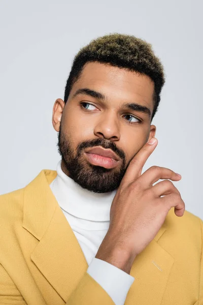 Homme afro-américain barbu aux yeux bleus regardant loin isolé sur gris — Photo de stock