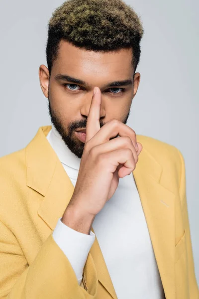 Jeune homme afro-américain en blazer élégant isolé sur gris — Photo de stock