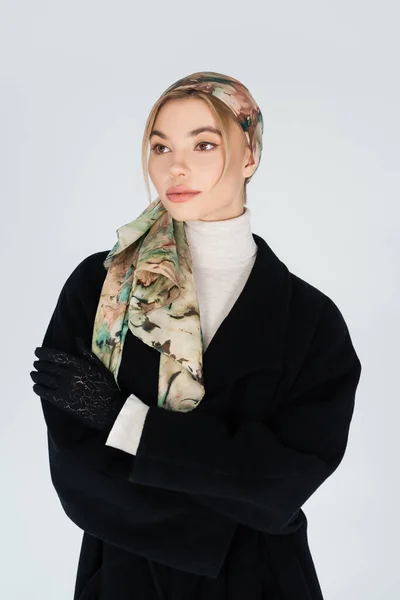 Femme à la mode en foulard regardant loin isolé sur gris — Photo de stock