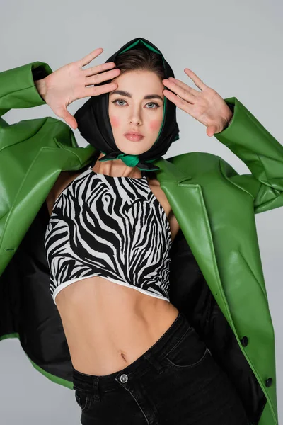 Mulher na moda posando em lenço e top de cultura com impressão zebra isolado em cinza — Fotografia de Stock