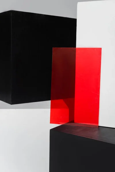 Fond abstrait avec verre transparent près de cubes noirs et blancs isolés sur gris — Photo de stock