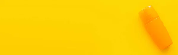 Вид зверху сонцезахисний крем на жовтому тлі, банер — стокове фото