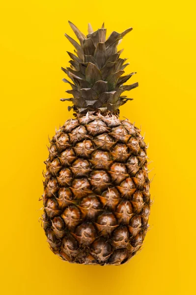 Vue du dessus de l'ananas sur fond jaune — Photo de stock