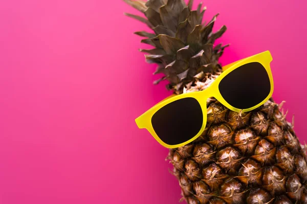 Vue du dessus de l'ananas avec des lunettes de soleil isolées sur rose — Photo de stock