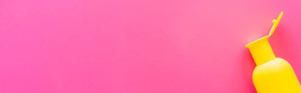 Вид зверху сонцезахисний крем на рожевій поверхні, банер — стокове фото