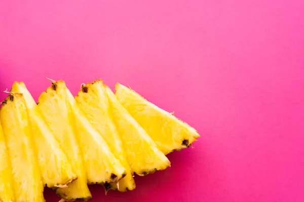 Vue de dessus de savoureux ananas coupé sur la surface rose — Photo de stock