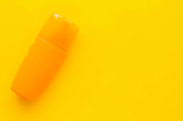 Draufsicht auf Flasche Sonnenschutz auf gelber Oberfläche — Stockfoto