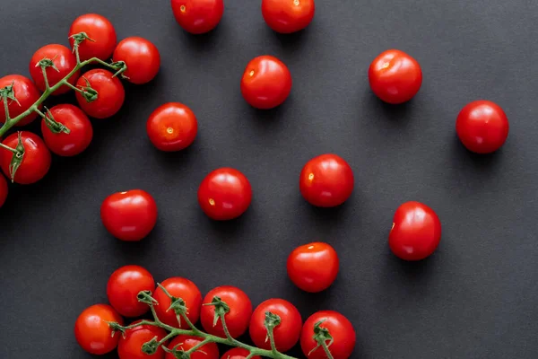 Vista superior de tomates cereja inteiros no fundo preto — Fotografia de Stock