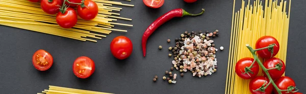 Fiocco giaceva con verdure naturali con pasta cruda e spezie su sfondo nero, banner — Foto stock