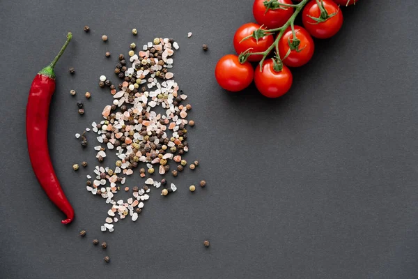 Vue du dessus des épices et légumes bio sur fond noir — Photo de stock