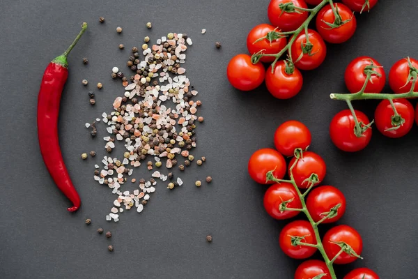 Top view of fresh vegetables and spices on black background — Stock Photo