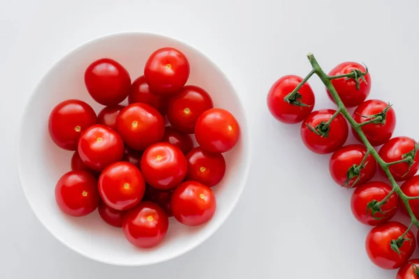 Vue du dessus des tomates cerises mûres dans un bol sur fond blanc — Photo de stock