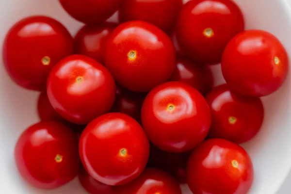 Vista de cerca de tomates cherry maduros en un tazón - foto de stock