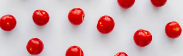 Colocação plana de tomates cereja inteiros no fundo branco, banner — Fotografia de Stock