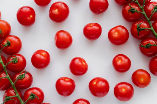 Vista superior de tomates cereja vermelho no fundo branco — Fotografia de Stock