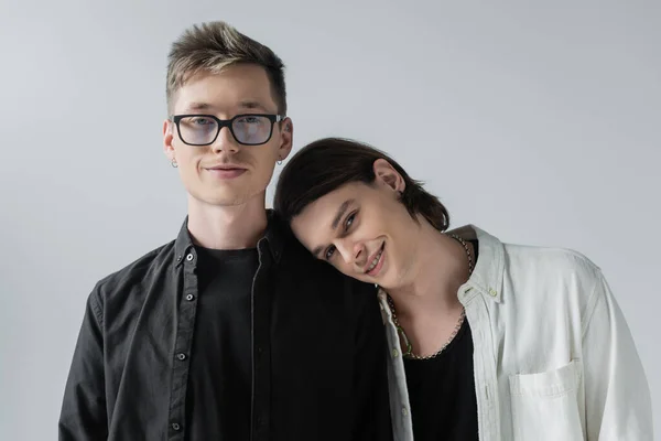 Sourire gay couple regarder caméra isolé sur gris — Photo de stock