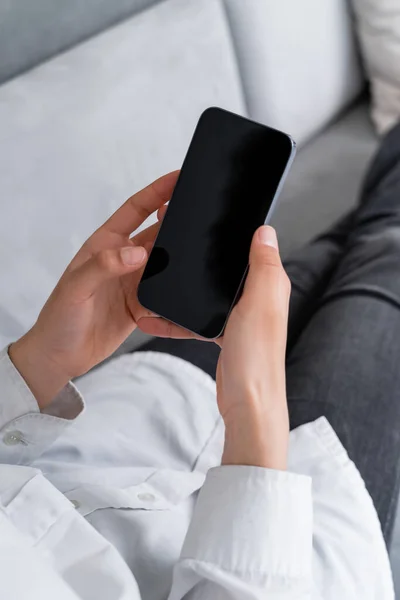 Vista cortada da mulher americana africana segurando smartphone com tela em branco — Fotografia de Stock