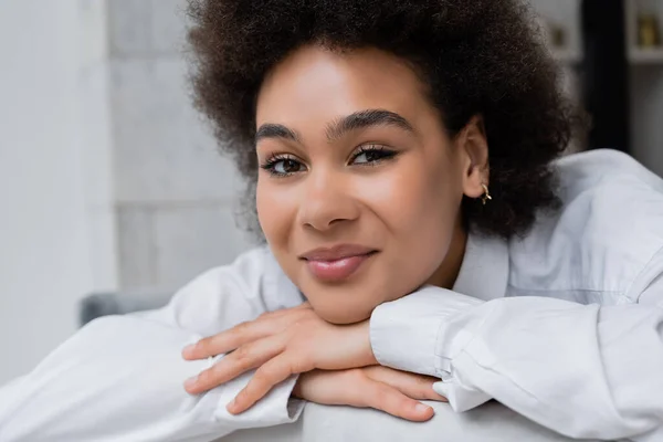 Retrato de mulher americana africana satisfeito e encaracolado em camisa branca com colarinho — Fotografia de Stock