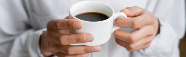 Abgeschnittene Ansicht einer Frau mit einer Tasse schwarzen Kaffees in den Händen, Banner — Stockfoto