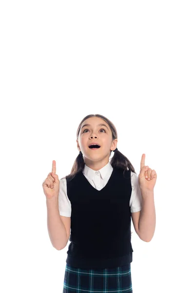 Écolière excitée pointant avec les doigts isolés sur blanc — Photo de stock