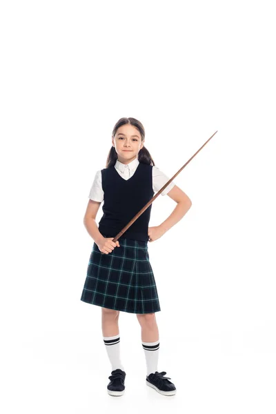 Volle Länge des Schulkindes mit Zeiger und Hand an der Hüfte auf weißem Hintergrund — Stockfoto