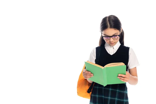 Preteen studentessa in occhiali lettura libro isolato su bianco — Foto stock