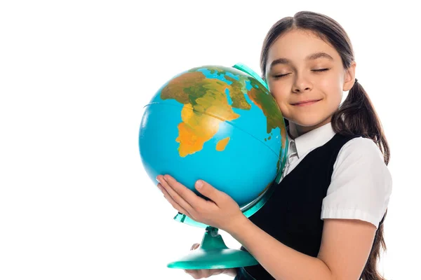Porträt eines lächelnden Schülers mit geschlossenen Augen, der Globus isoliert auf Weiß hält — Stockfoto