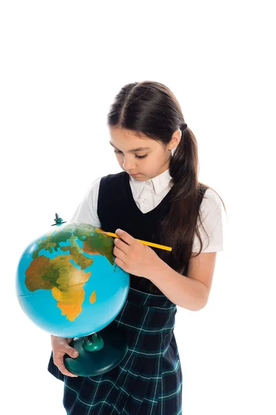 Estudante segurando lápis perto do globo isolado em branco — Fotografia de Stock