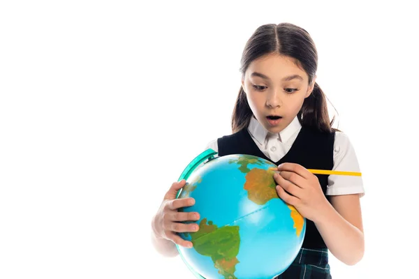 Choqué écolier tenant crayon et globe isolé sur blanc — Photo de stock