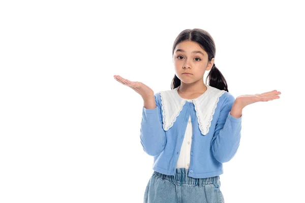 Colegiala confusa mostrando gesto de encogimiento aislado en blanco - foto de stock