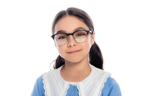 Porträt eines lächelnden Schulkindes mit Brille, das isoliert auf Weiß in die Kamera blickt — Stockfoto