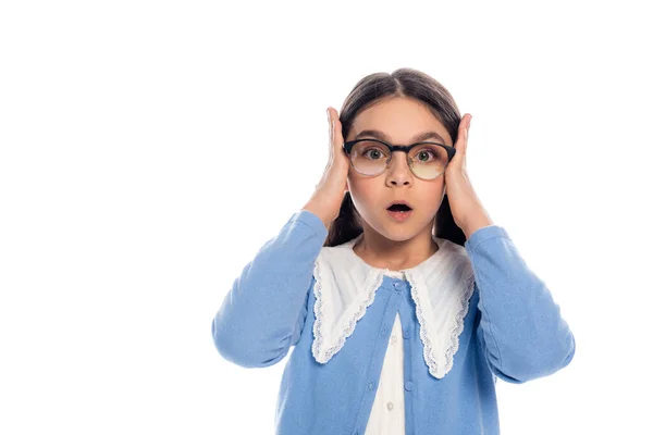 Écolier choqué dans des lunettes tenant la main près de la tête isolé sur blanc — Photo de stock