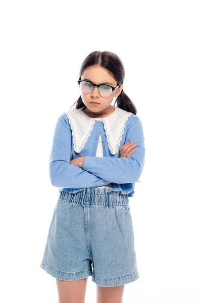 Alumna enojada en gafas cruzando brazos aislados en blanco - foto de stock