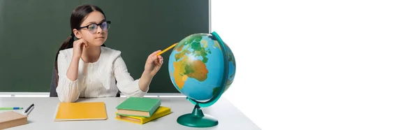 Schulkind zeigt auf Globus in der Nähe von Büchern und Kreidetafel isoliert auf weißem Banner — Stockfoto