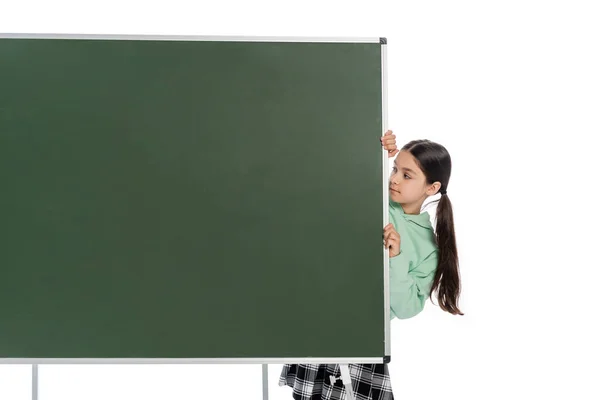 Schüler blickt auf grüne Kreidetafel auf weißem Grund — Stockfoto