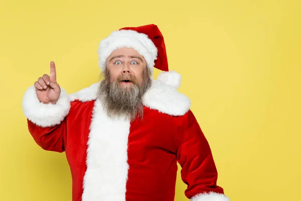 Excited overweight santa claus showing idea sign and looking at camera isolated on yellow — Foto stock
