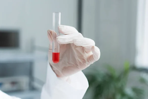 Vista recortada do pesquisador em luva de látex segurando tubo de ensaio em laboratório — Fotografia de Stock