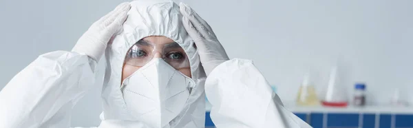 Scienziato in maschera protettiva e tuta in piedi in laboratorio, banner — Foto stock