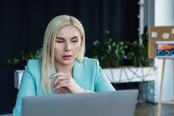 Psychologist having video call on laptop in consultation room — Fotografia de Stock