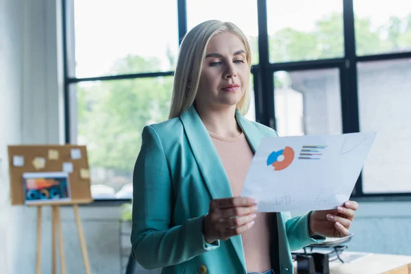 Psychologe hält verschwommenes Papier im Sprechzimmer — Stockfoto