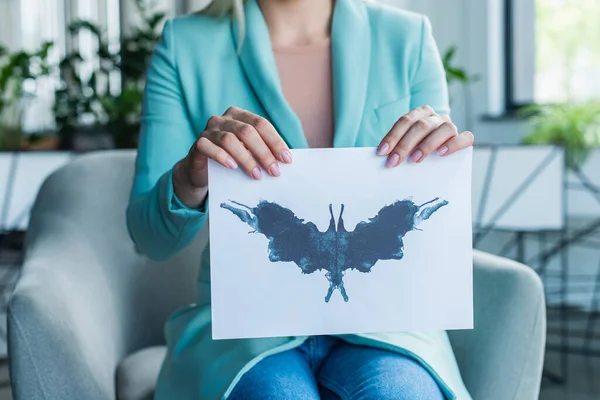 Vista ritagliata dello psicologo che tiene il test di Rorschach nella sala di consultazione — Foto stock