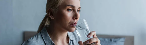 Femme blonde avec ménopause boire de l'eau fraîche du verre, bannière — Photo de stock