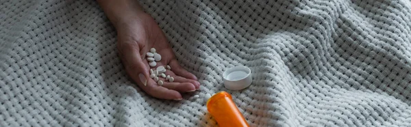 Обрізаний вид депресії жінки з кульмінацією тримає таблетки в руці, банер — стокове фото