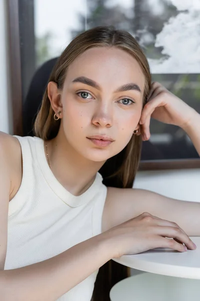 Portrait de jeune femme avec maquillage naturel regardant la caméra — Photo de stock