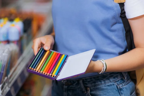 Visão parcial da mulher em pulseiras frisadas segurando conjunto de lápis de cor — Fotografia de Stock