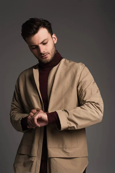 Stylish brunette man in autumn outfit posing isolated on grey — Stockfoto