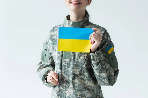 Розбитий погляд на щасливого солдата, який тримає прапор українії ізольований на сірому — стокове фото