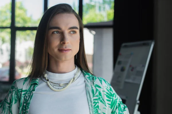 Brunette queer designer looking away in creative agency — Fotografia de Stock