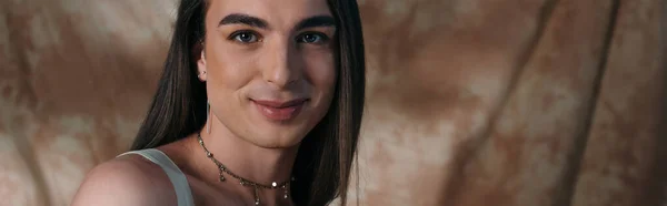 Positive queer person looking at camera on abstract background, banner — Fotografia de Stock