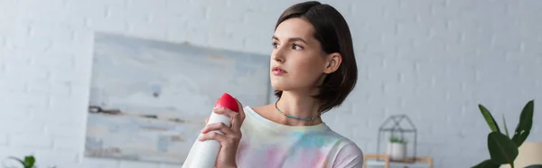 Brunette woman holding air freshener at home, banner — Foto stock